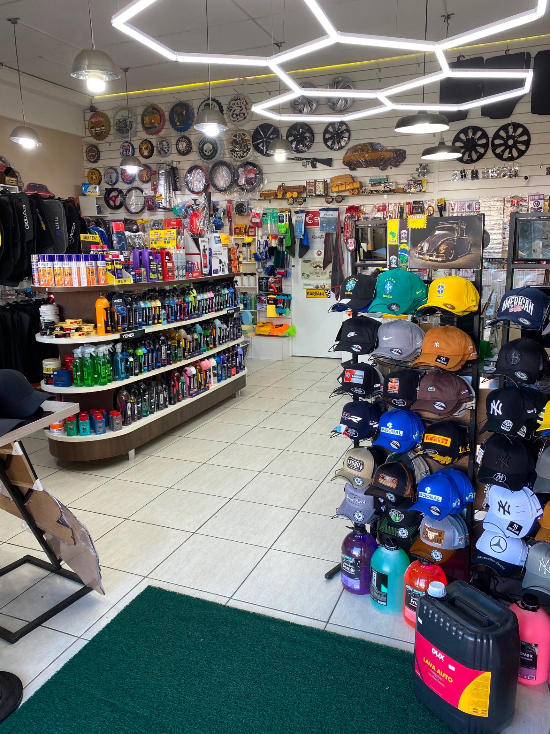 Fachada da Boutique Car em preto e branco
